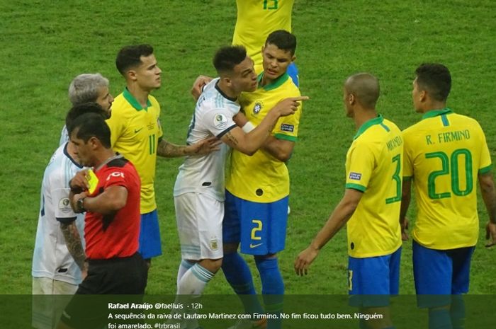 Perseteruan antara Roberto Firmino dan Lautaro Martinez pada laga semifinal Copa America 2019, di Stadion Governador Magalhaes Pinto, Rabu (3/7/2019) pagi WIB.