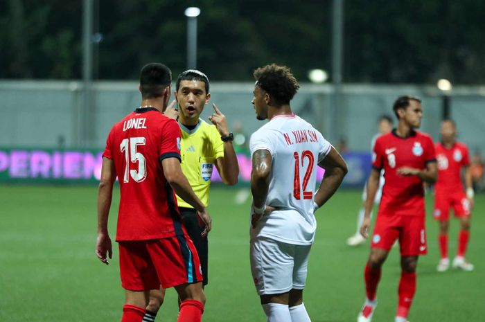 Wasit memberikan penjelasan kepada pemain dalam laga antara Singapura dan Vietnam di semifinal leg pertama ASEAN Cup 2024.