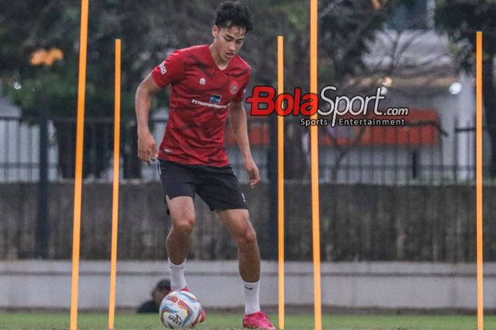 Rafael Struick sedang menguasai bola dalam sesi latihan timnas Indonesia di Lapangan A, Senayan, Jakarta, Senin (9/10/2023) siang.