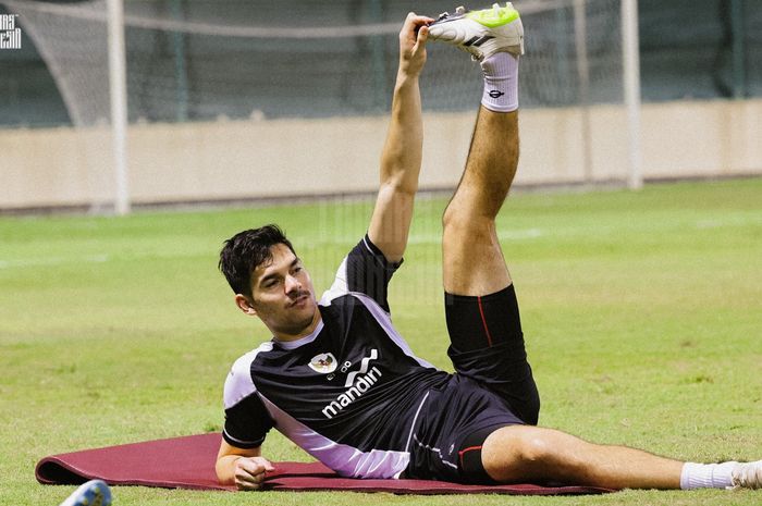 Sandy Walsh, saat melakukan peregangan di sesi latihan Timnas Indonsia.