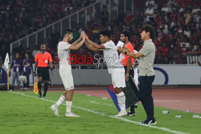 Pemain timnas Indonesia, Wahyu Prasetyo (tengah), sedang mengganti rekannya Sandy Walsh (kiri) yang ditarik keluar dalam laga babak ketiga Kualifikasi Piala Dunia 2026 melawan timnas Australia di Stadion Utama Gelora Bung Karno, Senayan, Jakarta, Selasa (10/9/2024) malam.