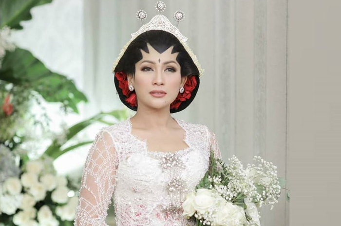 Tata Janeeta dengan busana pernikahan