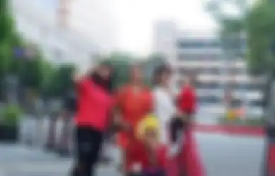 Seru! Intip 7 Gaya Kompak Bareng Mama ala 4 Anak Ussy Sulistiawaty, Amel, Ara, Elea & Sheva!