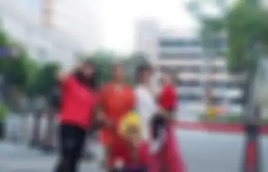 Seru! Intip 7 Gaya Kompak Bareng Mama ala 4 Anak Ussy Sulistiawaty, Amel, Ara, Elea & Sheva!