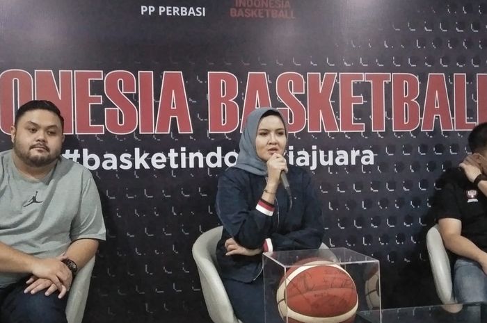 Sekretaris Jendral PP Perbasi, Nirmala Dewi (tengah), saat konferensi pers terkait gelaran SEA Women Basketball League 2022 di kantor PP Perbasi, Senayan, Jakarta, Selasa (27/9/2022).