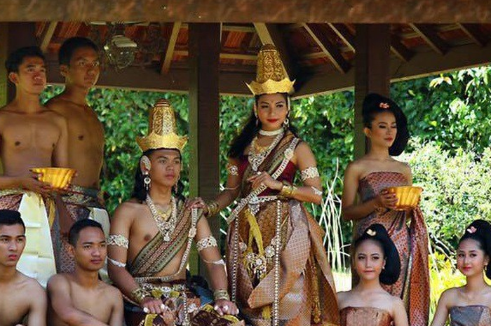 Kerajaan Majapahit adalah hari penobatannya, yaitu tanggal 15 bulan Kartika tahun 1215 menggunakan penanggalan Jawa
