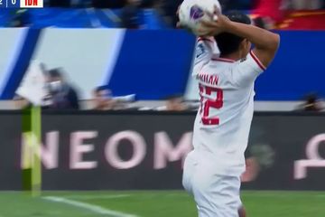 Lemparan jauh Pratama Arhan dalam laga timnas Indonesia vs China, Selasa (15/10/2024).  