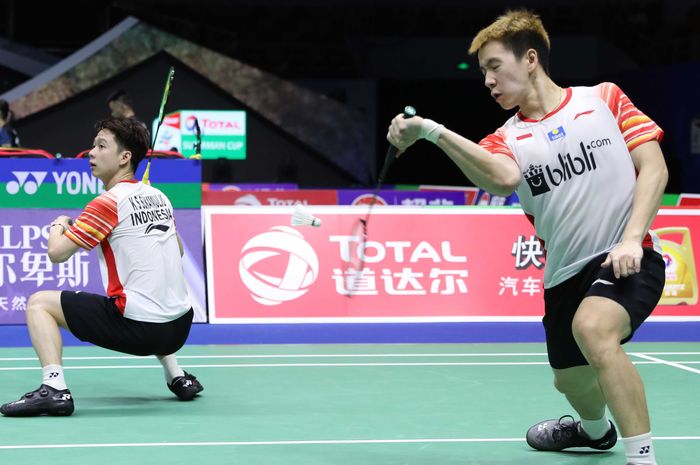 Pasangan ganda putra Indonesia, Marcus Fernaldi Gideon/Kevin Sanjaya Sukamuljo, saat bertanding melawan Marcus Ellis/Chris Langridge pada penyisihan Grup B Piala Sudirman 2019 kontra Inggris di Guangxi Sports Center Gymnasium, Nanning, China, Minggu (19/5/2019).