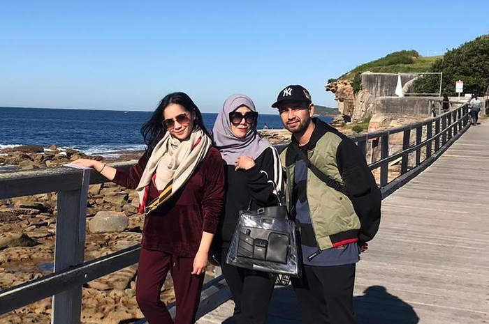 Raffi Ahmad bersama Nagita Slavina dan ibunya, Amy Qanita.