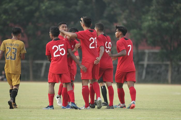 Para pemain Persis Solo merayakan gol ke gawang Bhayangkara FC dalam uji coba di Stadion Universitas Sebelas Maret (UNS) Surakarta, Sabtu (5/6/2021).