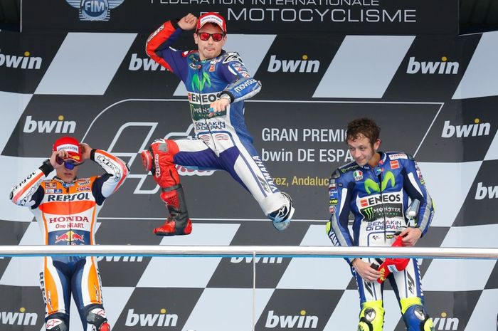 Dari kiri: Marc Marquez, Jorge Lorenzo, dan Valentino Rossi di atas podium setelah balapan MotoGP Spanyol di Sirkuit Jerez, Spanyol, 3 Mei 2015. Ketiga pembalap menjadi aktor dari musim yang menyajikan kompetisi paling dramatis dalam sejarah MotoGP. 