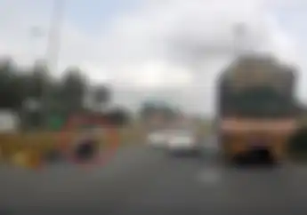 Merinding, Video Pemotor Alami Kecelakaan, Seorang Balita Bertahan di Motor yang Melaju Kencang