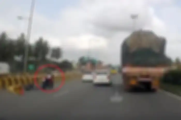 Balita bertahan di atas motor saat kecelakaan di India.