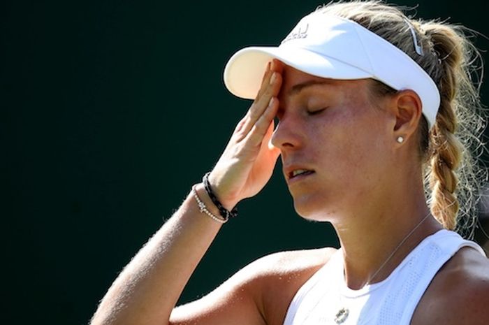 Petenis putri Jerman, Angelique Kerber, bereaksi saat kehilangan poin pada pertandingan babak kedua Wimbledon 2019 melawan Lauren Davis (Amerika Serikat/AS) di All England Lawn Tennis and Croquet Club, Wimbledon, Inggris, Kamis (4/7/2019).