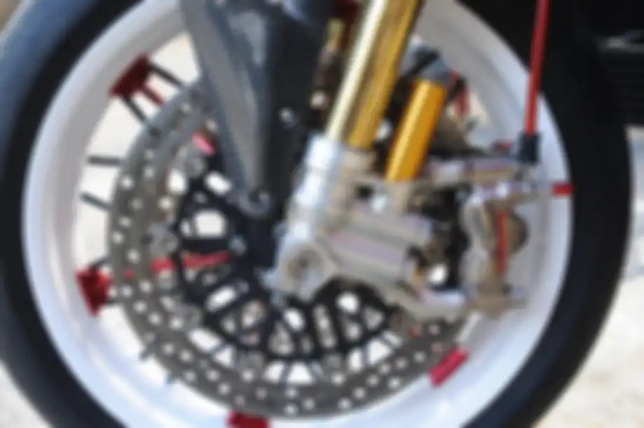 Set up suspensi depan yahud! Paduan Ohlins FGR 200 dengan kaliper Brembo GP4RX 