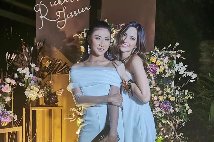 Nia Ramadhani dan asistennya, Theresa Wienathan