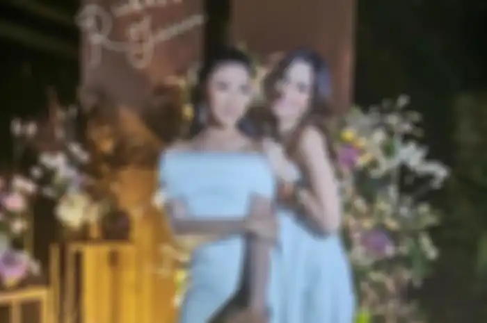 Nia Ramadhani dan asistennya, Theresa Wienathan