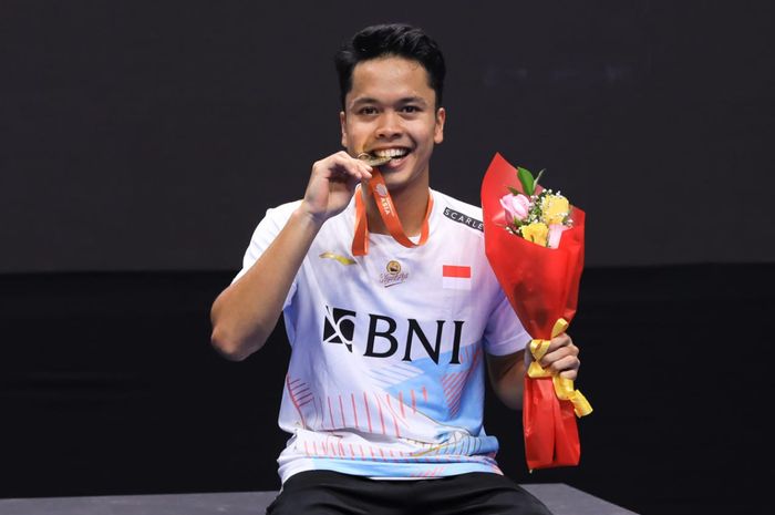 Pose Anthony Sinisuka Ginting usai menjuarai nomor tunggal putra Kejuaraan Asia 2023 di Dubai, Uni Emirat Arab, Minggu (30/4/2023)