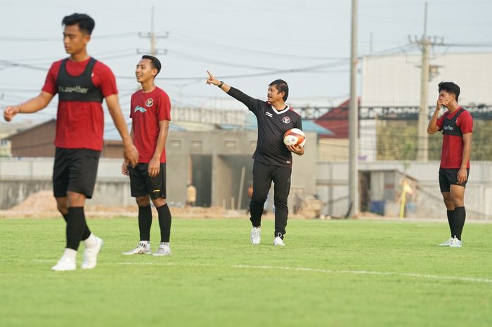 Indra Sjafri memimpin latihan Timnas U-22 Indonesia jelang SEA Games 2023 di Dream Visakha Training Camp, Phnom Penh, Kamboja.