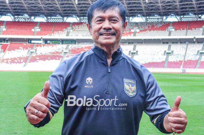 Pelatih timnas U-22 Indonesia, Indra Sjafri, sedang berpose foto di Stadion Utama Gelora Bung Karno (SUGBK), Senayan, Jakarta, Sabtu (1/4/2023).