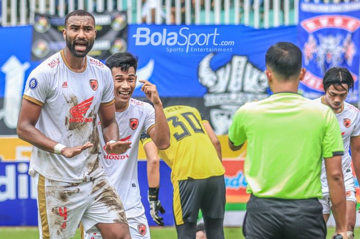 Dua pemain PSM Makassar, Yuran Fernandes (kiri) dan Agung Mannan (kanan), sempat memberikan protes ke wasit dalam laga pekan ke-24 Liga 1 2022 di Stadion Pakansari, Bogor, Jawa Barat, Selasa (14/2/2023).