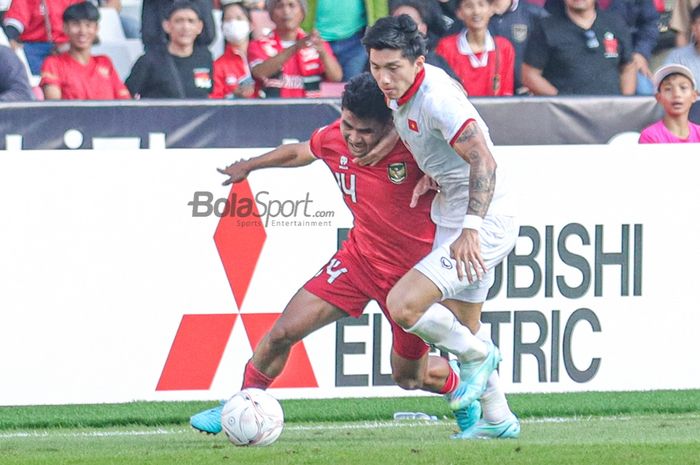 Bek sayap kanan Timnas Indonesia, Asnawi Mangkualam Bahar (kiri), berebut bola dengan pemain ganas Vietnam Doan Van Hau dalam leg pertama semifinal Piala AFF 2022 di Stadion Utama Gelora Bung Karno, Senayan, Jakarta, 6 Desember 2023.