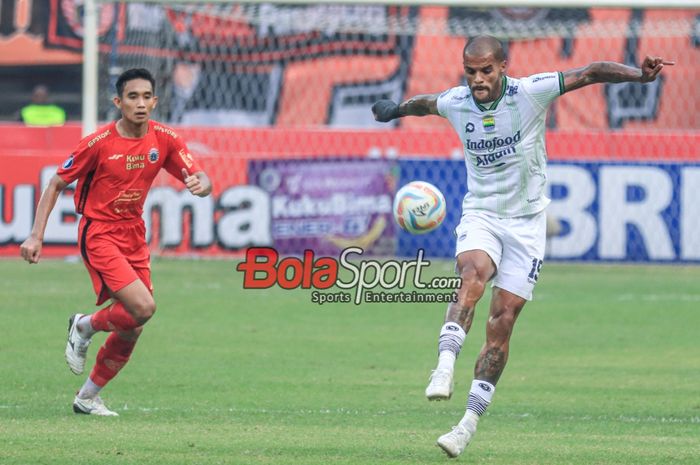 David Da Silva (kanan) sedang menguasai bola dalam laga pekan ke-11 Liga 1 2023 antara Persija versus Persib di Stadion Patriot Candrabhaga, Bekasi, Jawa Barat, Sabtu (2/9/2023).