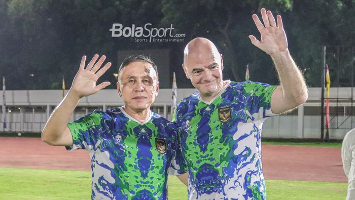 Ketua Umum PSSI, Mochamad Iriawan (kiri), sedang berfoto bersama dengan Gianni Infantino (kanan) selaku Presiden FIFA di Stadion Madya, Senayan, Jakarta, 18 Oktober 2022.
