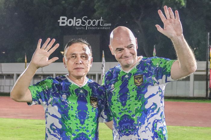 Ketua Umum PSSI, Mochamad Iriawan (kiri), sedang berfoto bersama dengan Gianni Infantino (kanan) selaku Presiden FIFA di Stadion Madya, Senayan, Jakarta, 18 Oktober 2022.