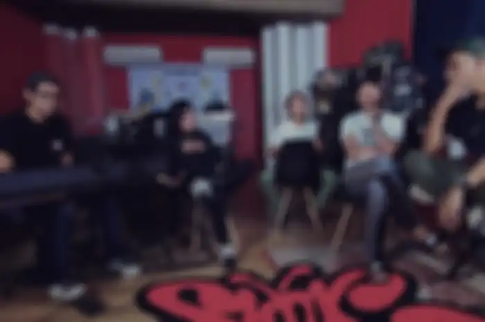 Slank cerita kalau pernah menginap di studio selama seminggu karena kerusuhan 1998.