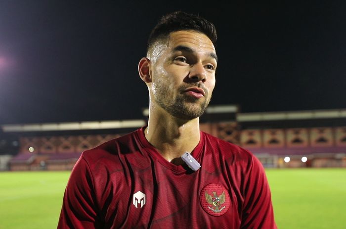 Bek Timnas Indonesia, Sandy Walsh dalam sesi latihan di Lapangan THOR, Surabaya pada Senin (5/6/2023).