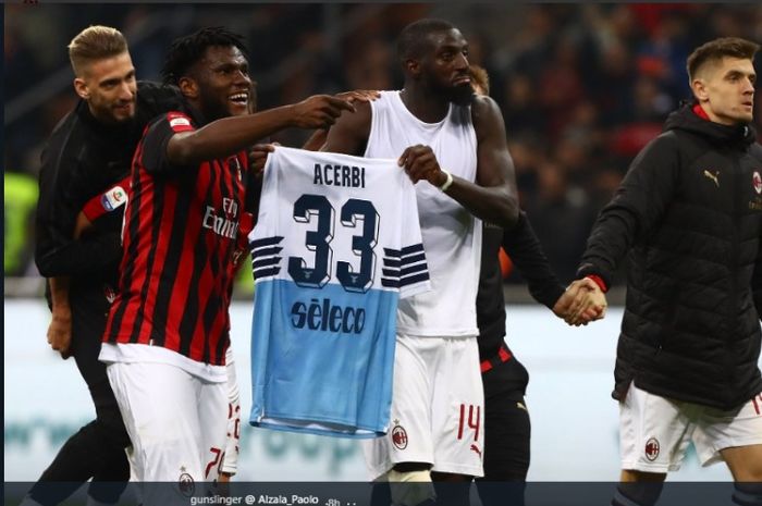 Franck Kessie dan Tiemoue Bakayoko membawa jersey Acerbi usai laga AC Milan kontra Lazio