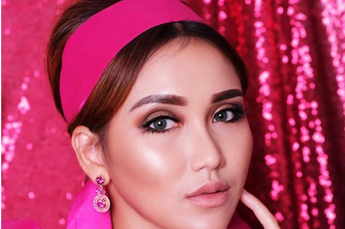Ayu Ting Ting foto wajah nyeleneh dikira Luna Maya hingga warna rambut barunya tuai pro kontra netizen. 