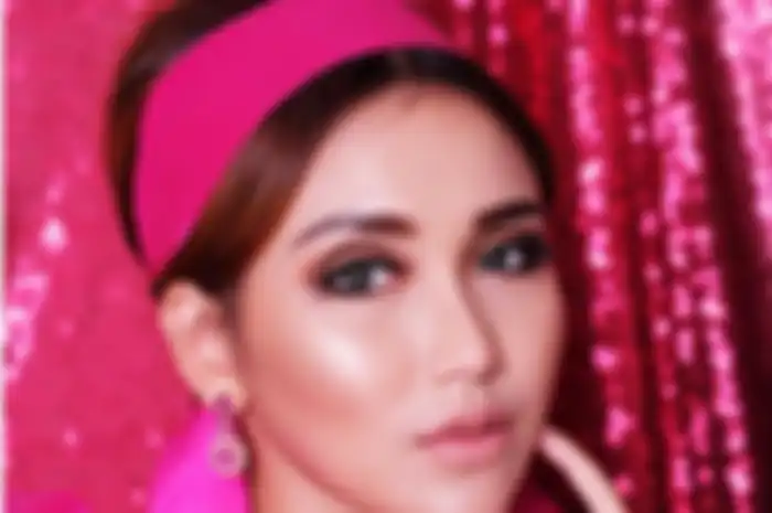 Ayu Ting Ting foto wajah nyeleneh dikira Luna Maya hingga warna rambut barunya tuai pro kontra netizen. 