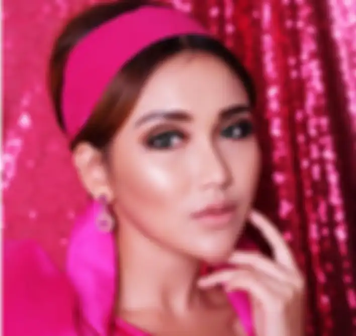 Ayu Ting Ting foto wajah nyeleneh dikira Luna Maya hingga warna rambut barunya tuai pro kontra netizen. 