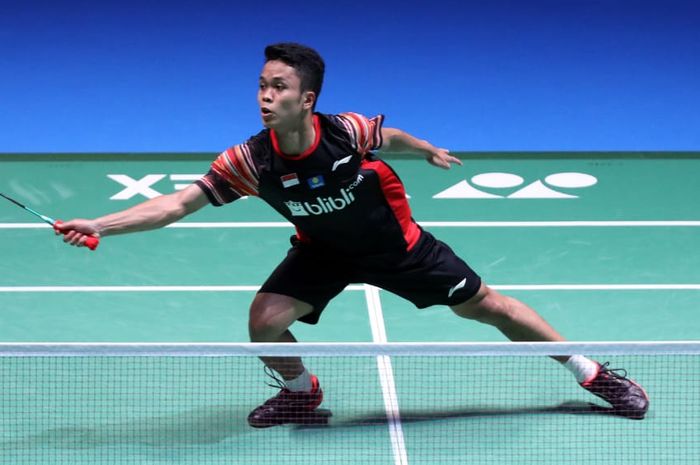 Aksi tunggal putra Indonesia, Anthony Sinisuka Ginting saat berhadapan dengan Kento Momota pada ajang Japan Open 2019, Jumat (26/7/2019)