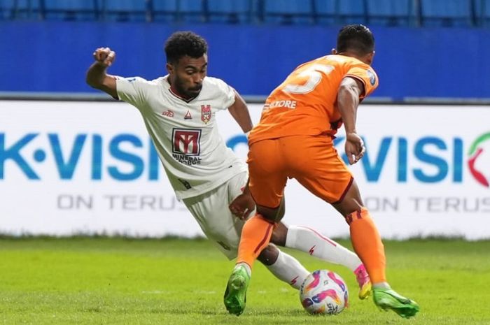 Bek sayap Malut United FC, Yance Sayuri (putih), berusaha melewati pemain Borneo FC, Leo Guntara, dalam laga Liga 1, Selasa (17/9/2024) di Stadion Batakan, Balikpapan.