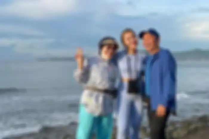 Abdul Rozak dan Umi Kalsum bersama anak mereka, Ayu Ting Ting.