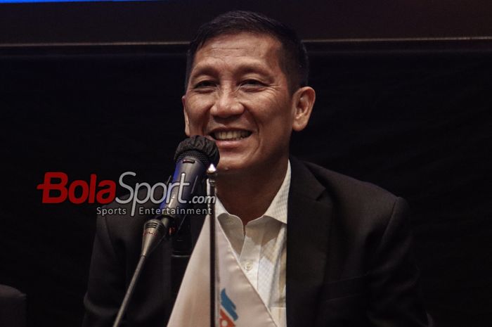 Direktur Utama PT LIB (Liga Indonesia Baru), Ferry Paulus, sedang memberikan keterangan kepada awak media di Hotel Langham, Senayan, Jakarta, Senin (7/7/2025).