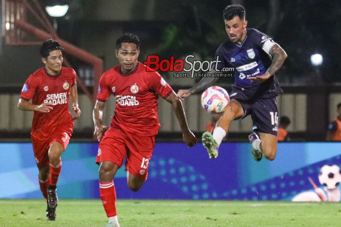 Stefano Lilipaly (kanan) sedang menguasai bola dalam laga pekan pertama Liga 1 2024 antara Semen Padang versus Borneo FC di Stadion PTIK, Blok M, Jakarta, Senin (12/8/2024).