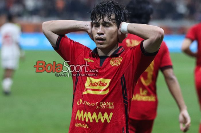 Pemain Persija Jakarta, Ryo Matsumura, saat melakukan seleberasi ke gawang Persis Solo di Jakarta International Stadium, Sabtu (24/8/2024).