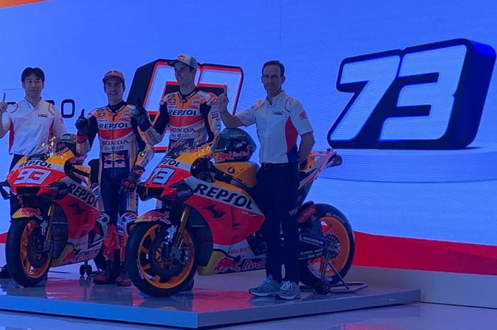 kiri-kanan: Tetsuhiro Kuwata (Honda Racing Corporation Director), pembalap Repsol Honda, Marc Marquez, Alex Marquez, dan manajer Repsol Honda, Alberto Puig, hadir pada peluncuran tim Repsol Honda di Jakarta, Selasa (4/2/2020)