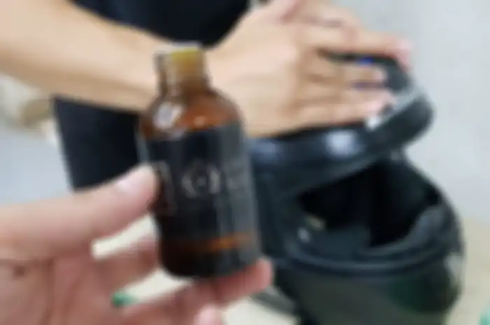 Ilustrasi coating di helm warna doff, ternyata bahan dasarnya sama