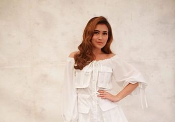 Telusuri Jalanan Becek Demi Temui Korban Banjir Depok, Intip Penampilan Ayu Ting Ting Saat Berikan Bantuan Kepada Warga
