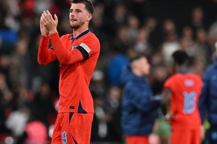 Mason Mount saat membela timnas Inggris hadapi Jerman di UEFA Nations League (26/9/2022). Mount hengkang ke Manchester United, kirim salam perpisahan untuk Chelsea.