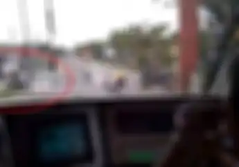 Serem... Detik-detik Pengendara Motor Tertabrak Kereta Api Masinis Teriak Tapi Terlambat