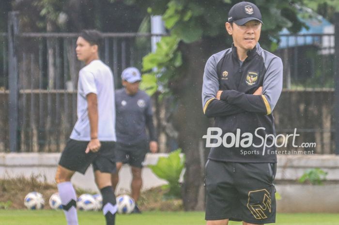 Pelatih timnas U-20 Indonesia, Shin Tae-yong, sedang memantau para pemainnya berlatih di Lapangan A, Senayan, Jakarta, 15 Februari 2023.