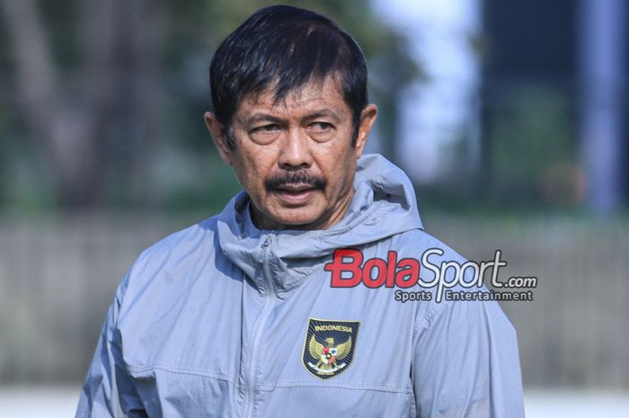 Pelatih timnas U-24 Indonesia, Indra Sjafri, sedang memantau para pemainnya berlatih di Lapangan A, Senayan,  Jumat (15/9/2023).