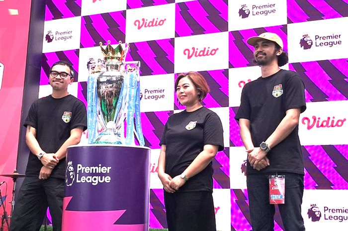 Teguh Wicaksono (kiri), Chief Marketing Officer Vidio.com, berpose dengan trofi asli Premier League yang didatangkan ke Jakarta, Sabtu (14/9/2024).