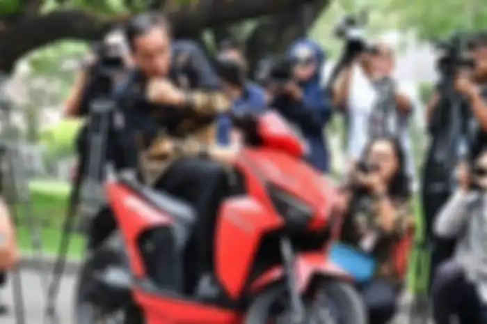 Presiden Jokowi dan motor listrik nya .
